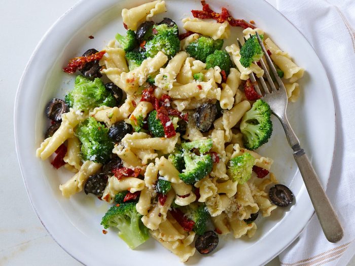 Pasta with Broccoli, Sun-dried Tomatoes, and Olives