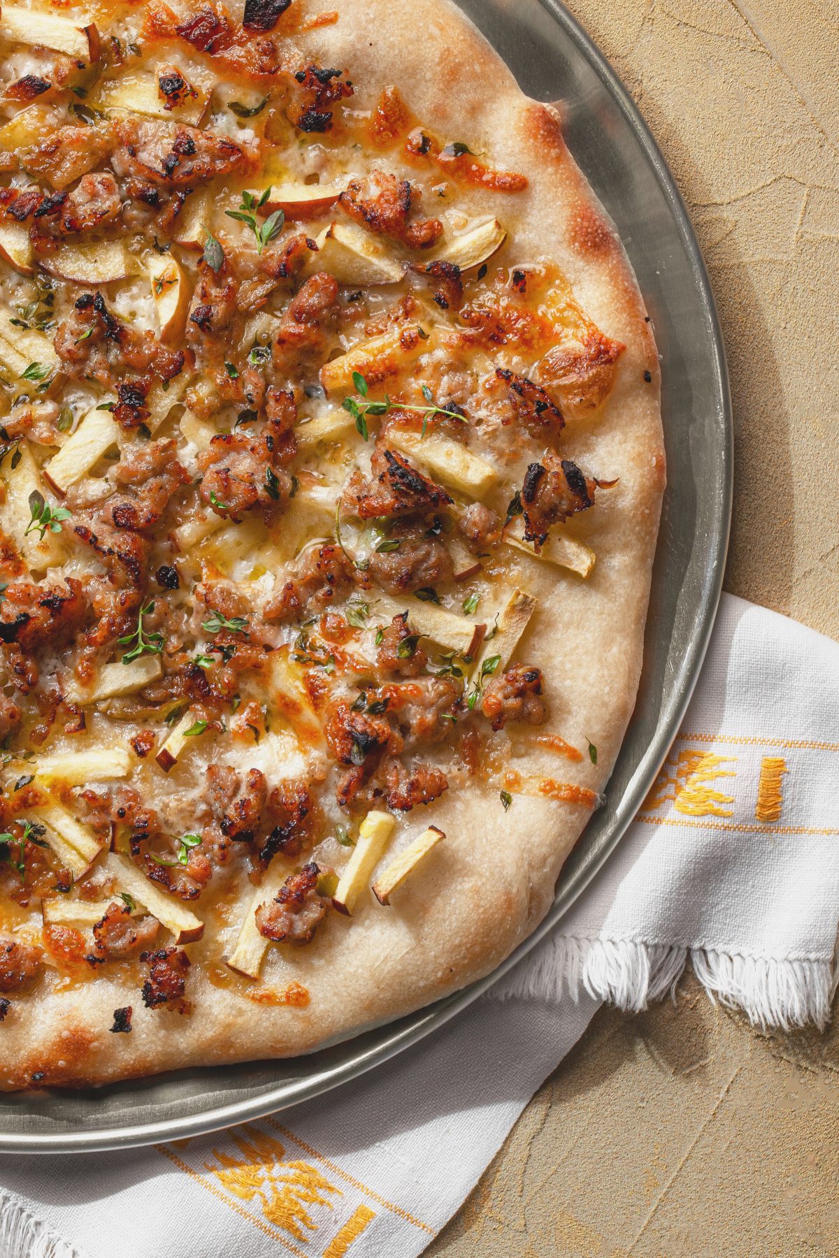 apple and sausage pizza